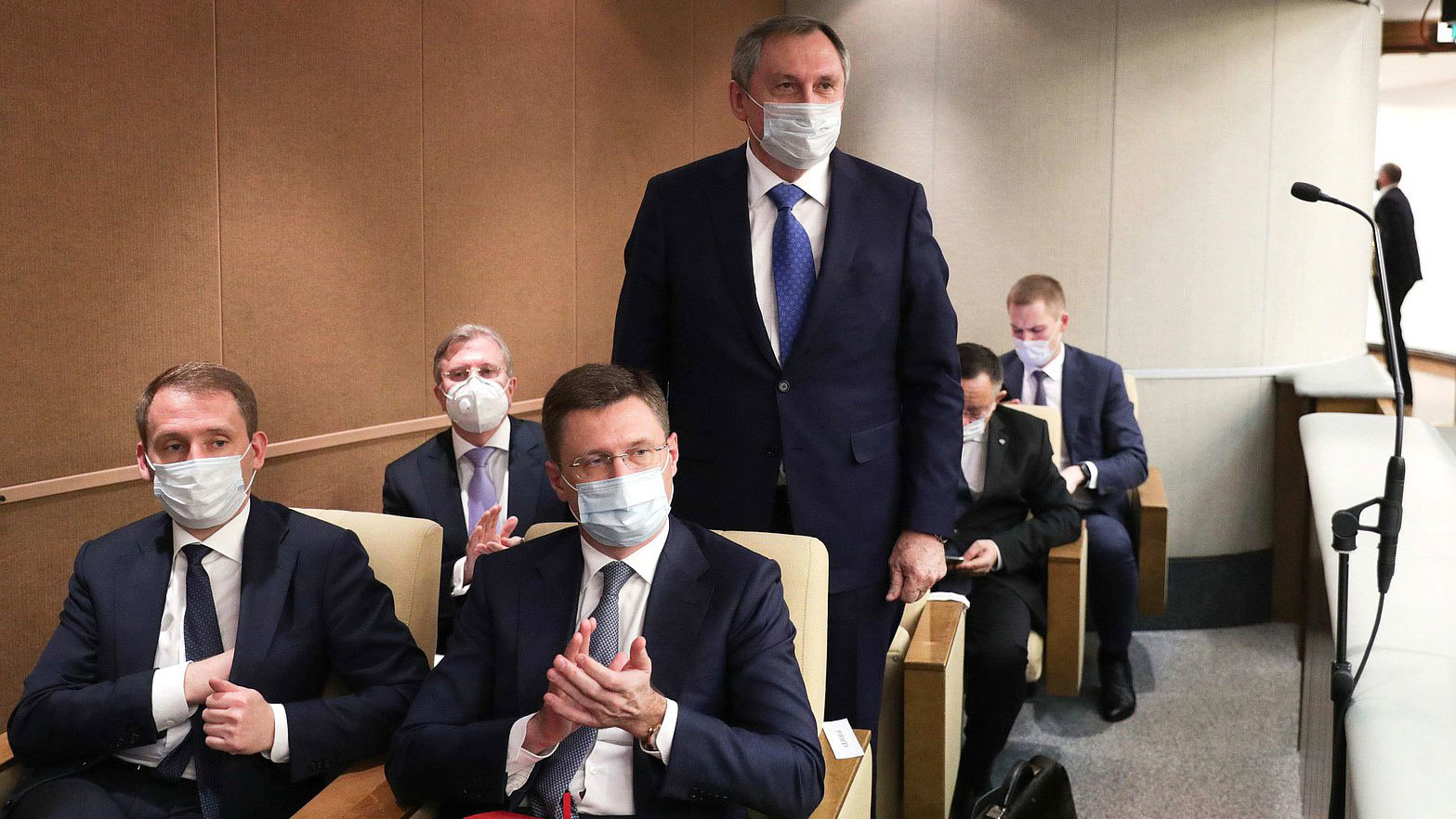 Депутаты поддержали новых членов правительства, в том числе нового министра энергетики Николая Шульгинова (на фото — стоит в центре), не задавая лишних вопросов 