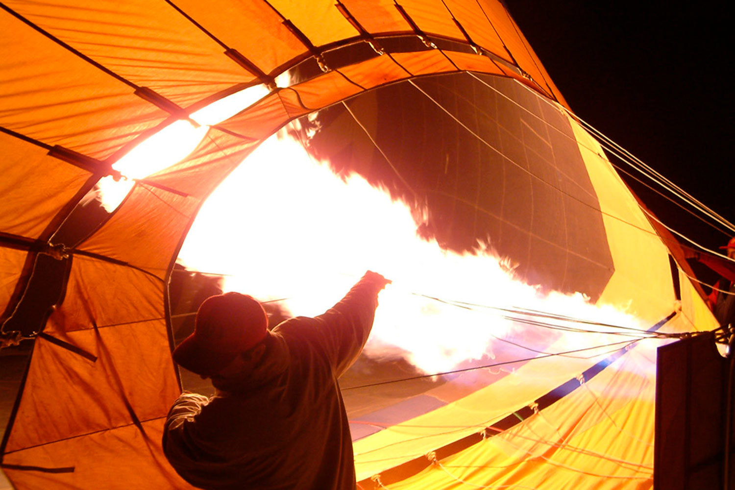 Современные воздушные шары, как и шар братьев Монгольфье, наполняются нагретым воздухом. С помощью&nbsp;пропановой&nbsp;горелки воздух нагревается, и, поскольку разреженный горячий воздух легче холодного, шар взлетает