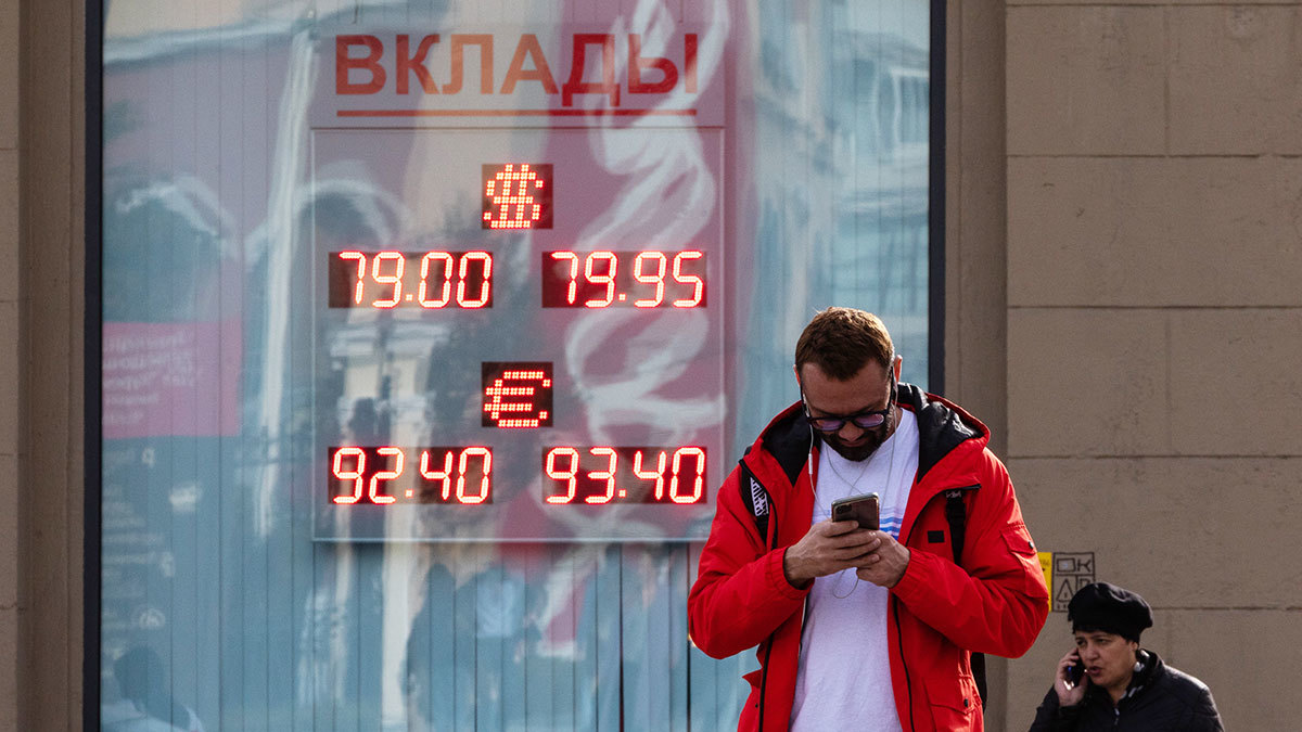 Интерес россиян к валютным вкладам рекордно упал