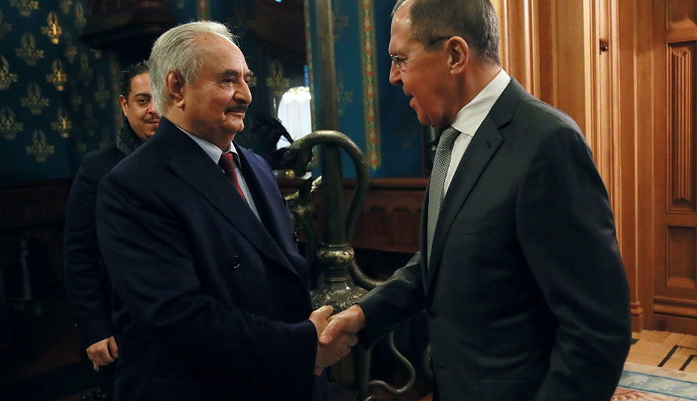 Командующий Ливийской национальной армией Халифа Хафтар и министр иностранных дел РФ Сергей Лавров во время переговоров