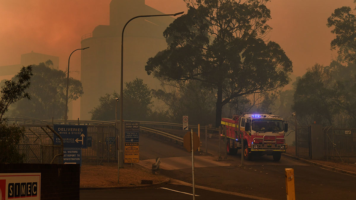 Пожарный расчет около угольной шахты в Новом Южном Уэльсе