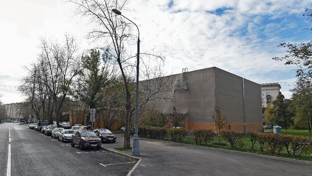 Трехэтажный кинотеатр «Правда» был построен в 1963 г., но в начале 90-х он закрылся, а его здание собственники комплекса стали сдавать в аренду