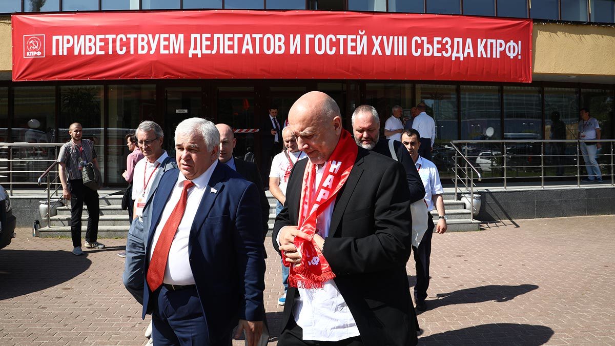 Коммунисты считают предложение Захара Прилепина по объединению пиаром, который не стоит обсуждать всерьез&nbsp; 