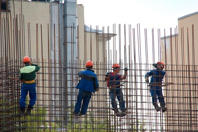 Компаниям не удалось заменить иностранных рабочих местными сотрудниками.