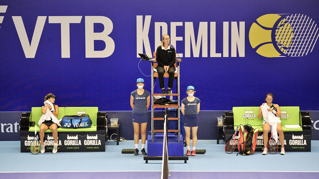 Қыздарды таяқпен ұрып жатқан видео Джоли толығымен жалаңаш