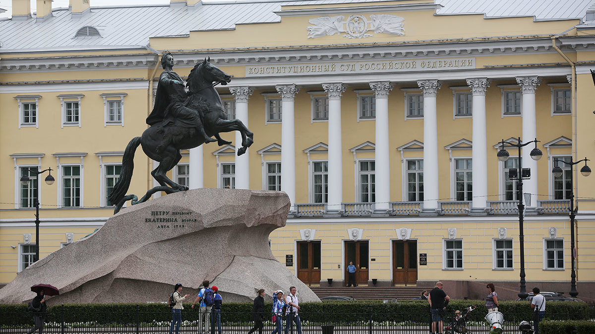 В разъяснениях КС указано, что для принятия решения о неразрешении въезда в Россию ведомство должно оценить семейное положение иностранного гражданина и последствия принятого решения для его семейной жизни