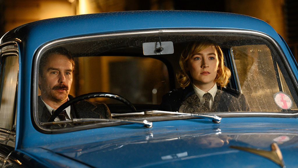 Жыныстық қатынастағы қыздар жылап жатыр Үлкен бөкселер мен фотосуреттер бейне