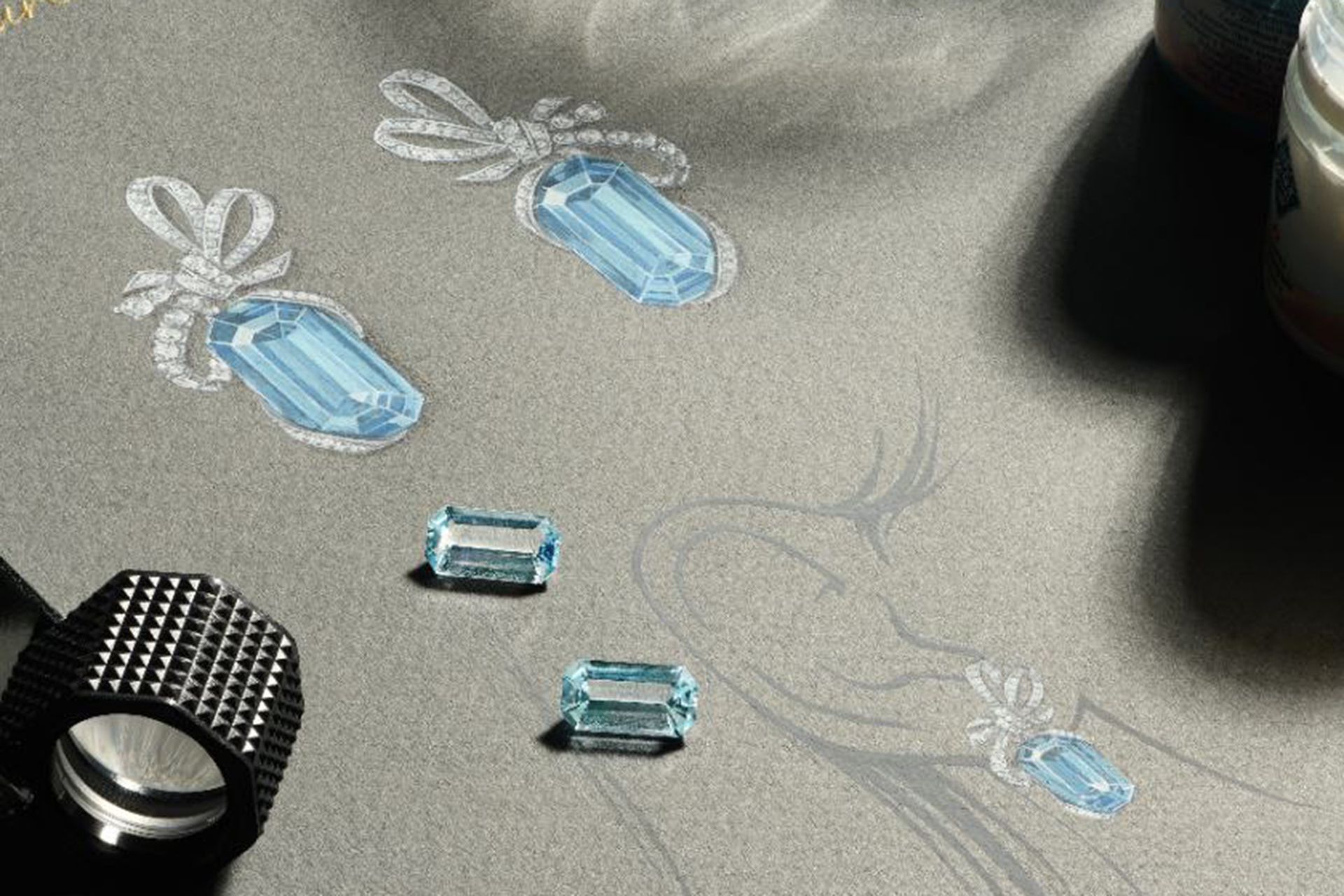В команде Parure Atelier более пятидесяти человек, среди которых ювелиры, 3D-модельеры, геммологи и художники-дизайнеры