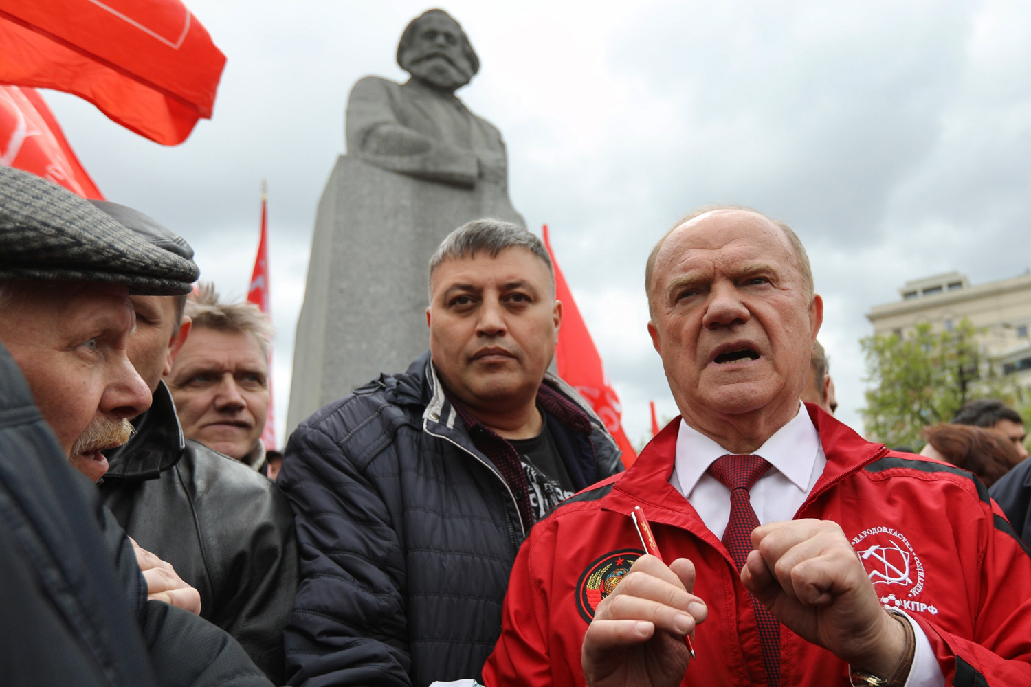 «Исключительно важна и внутренняя солидарность. Это солидарность рабочего и крестьянина, учителя и врача, инженера и ученого. Тех, кто своим умом и талантом создает главные ценности на Земле», – сказал Зюганов.