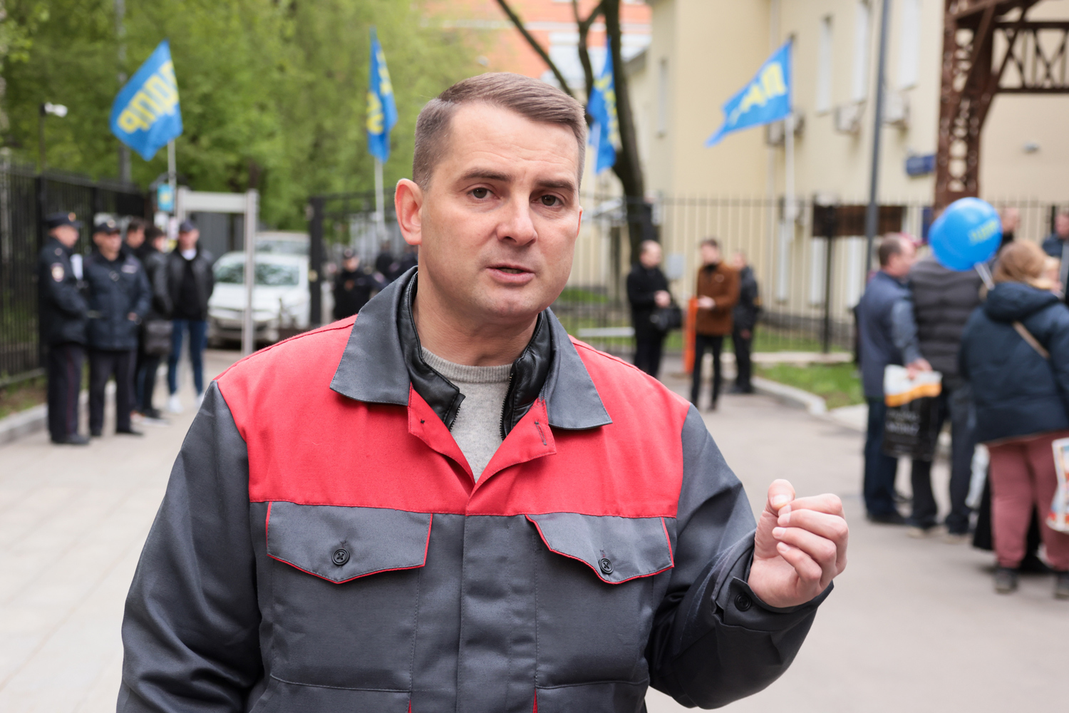 Первомайский митинг в Москве провела и ЛДПР. На нем вице-спикер Госдумы Борис Чернышов анонсировал внесение в нижнюю палату парламента законопроекта об учреждении награды за доблестный труд в период спецоперации. Замруководителя фракции ЛДПР в Госдуме Ярослав Нилов поднял вопросы о необходимости введения безусловного базового дохода и перехода на четырехдневную рабочую неделю.