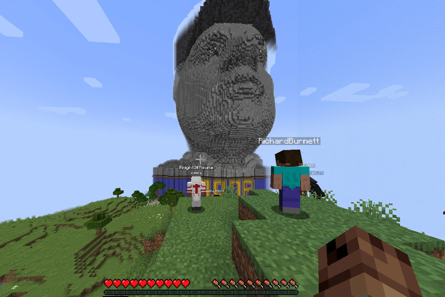 Помимо этого, партия провела первомайскую демонстрацию в игре Minecraft – у памятника Владимиру Жириновскому. Как утверждает пресс-служба, заявку на участие в этом митинге подали 12 000 человек.