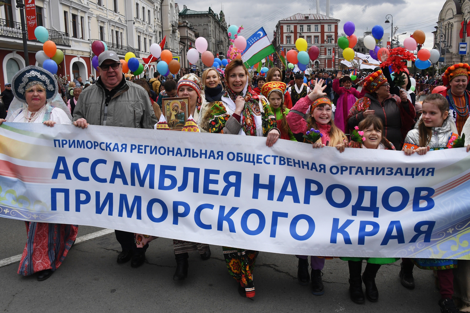 Первомайские демонстрации и праздничные мероприятия прошли в Пермском, Приморском краях, Иркутской, Костромской, Тюменской областях, Башкирии, Чувашии, Хакасии и др. В этих регионах в праздничных мероприятиях участвовали губернаторы.&nbsp;На фото: Колонна Ассамблеи народов Приморского края на первомайской демонстрации во Владивостоке.