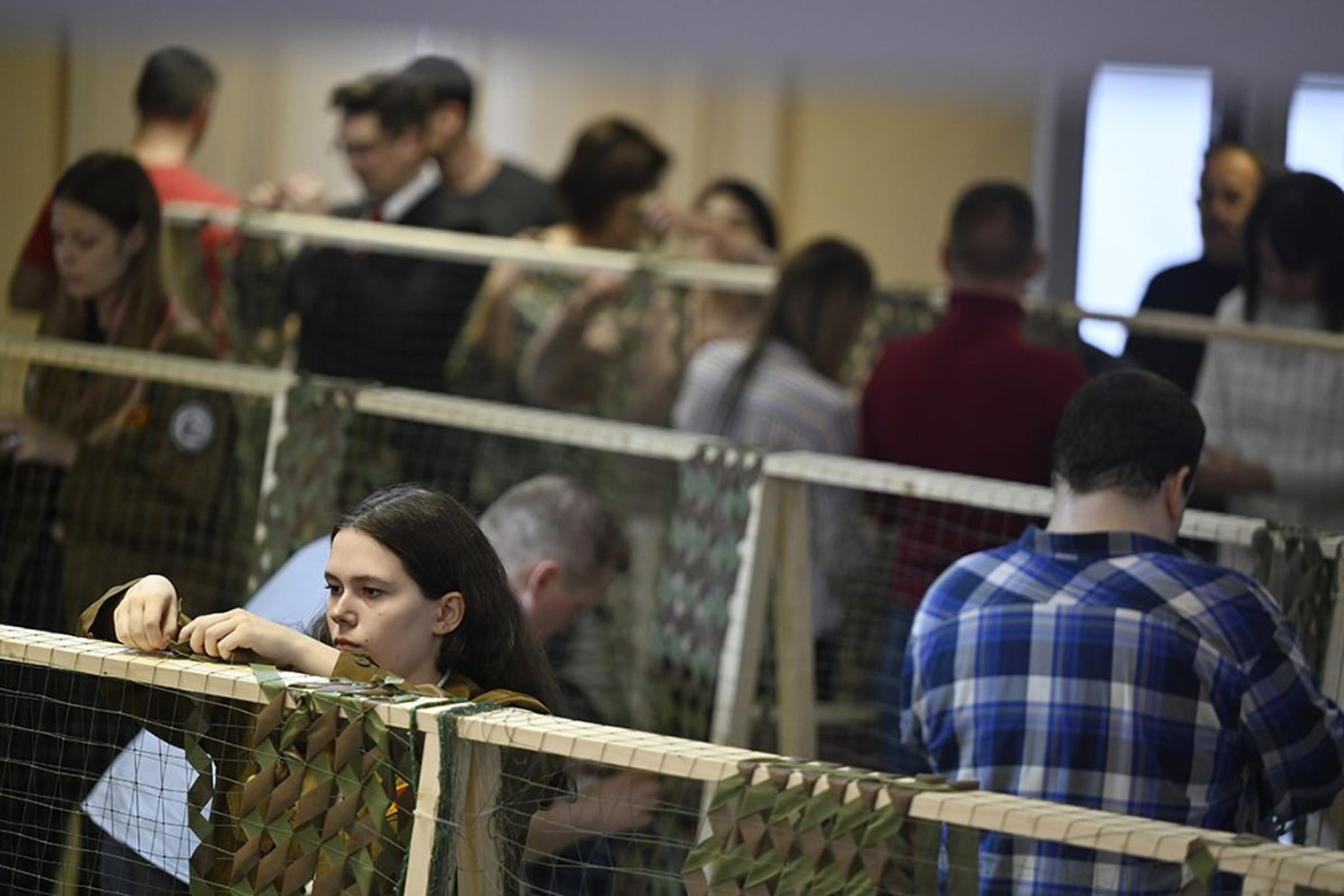 Глава Тамбовской области Максим Егоров в своем Telegram-канале сообщил, что в честь Первомая он, его заместители, сотрудники правительства, волонтеры и представители фонда помощи «Развитие Тамбовщины» плели маскировочные сети для фронта.&nbsp;