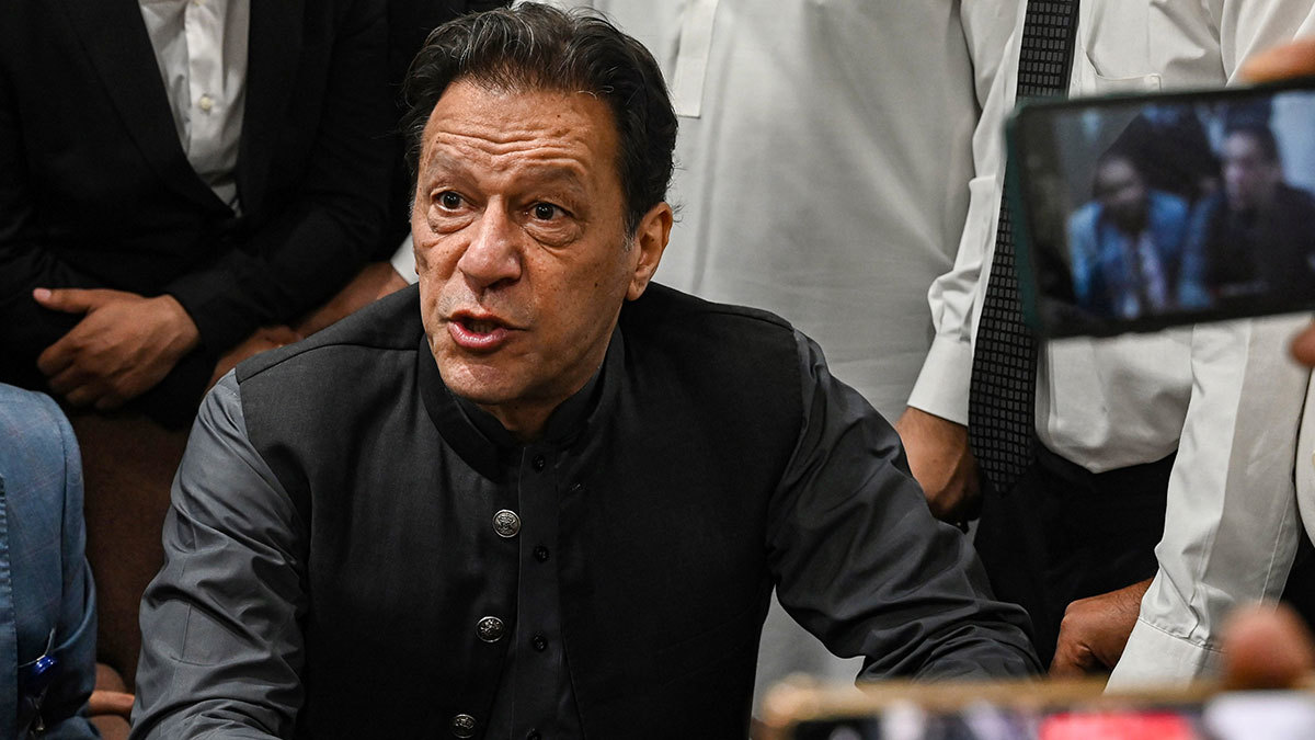 По версии самого Хана, причиной смещения была коррупция его политических противников, против которой он боролся, и давление со стороны США, недовольных его сближением с Россией