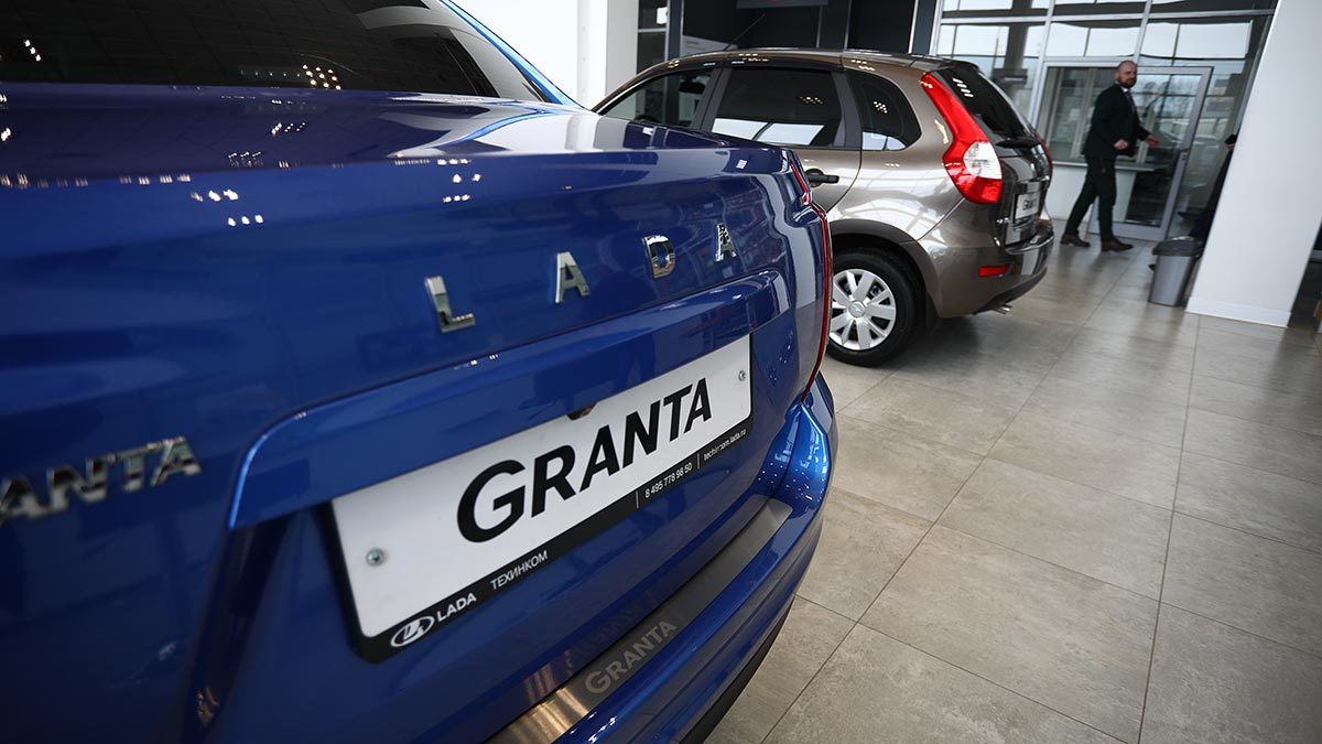 Автосалоны в 2022 году заработали больше всего на Lada Granta - Ведомости