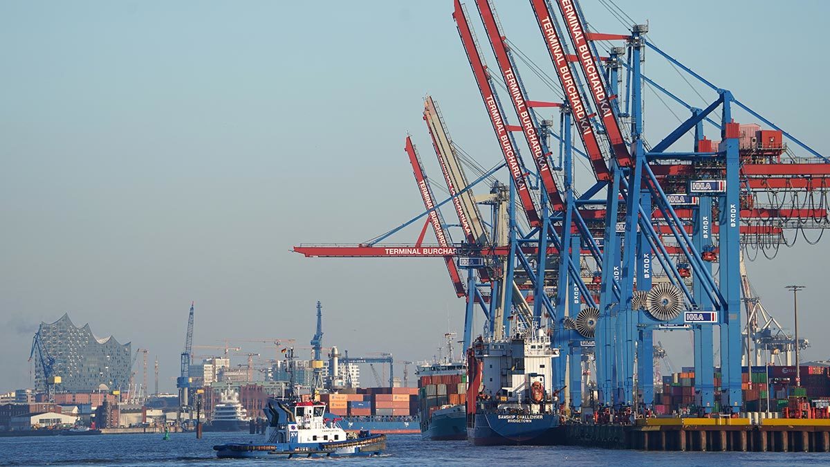 Снижение экспорта отражает ограниченный спрос на фоне высокой инфляции и падения реальных доходов населения в западных экономиках