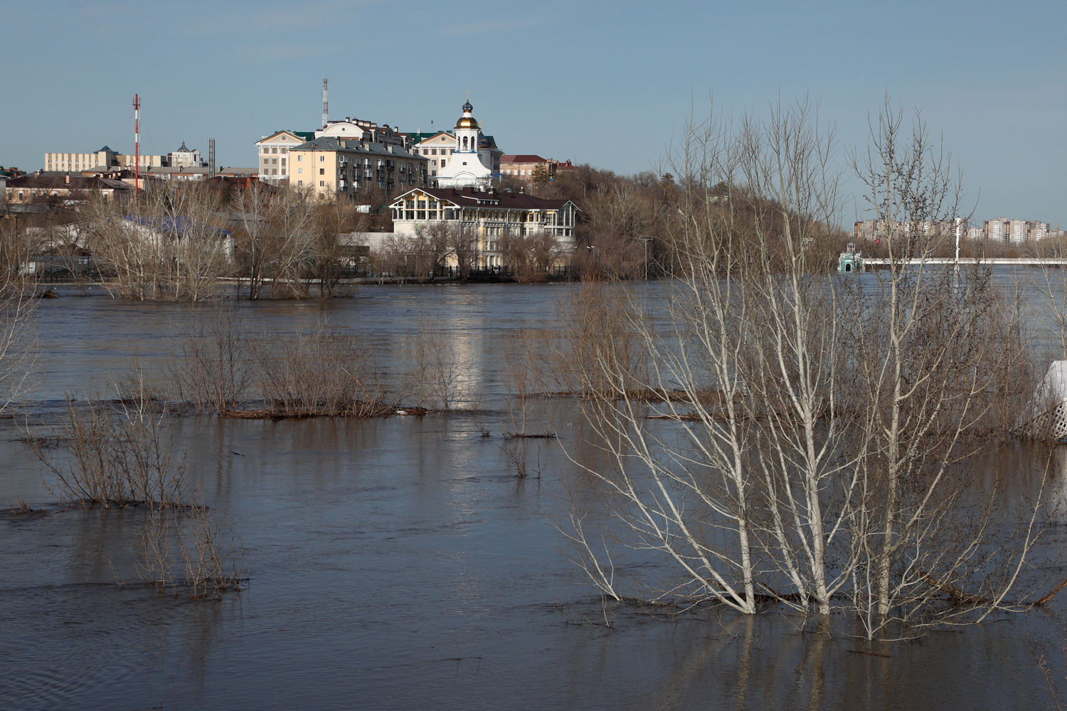 Вода приблизилась к многоквартирным домам в Оренбурге - Ведомости