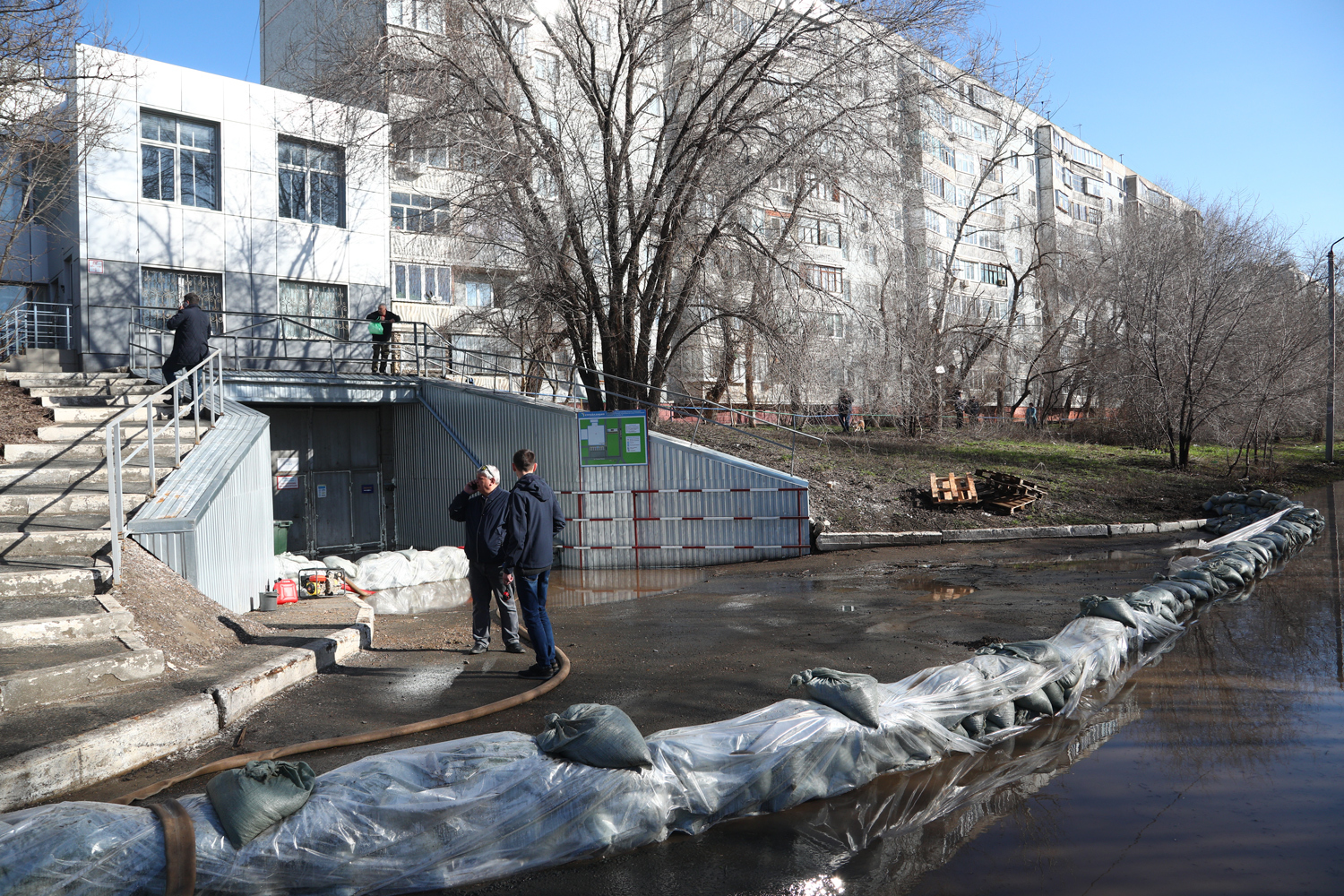 Вода приблизилась к многоквартирным домам в Оренбурге - Ведомости