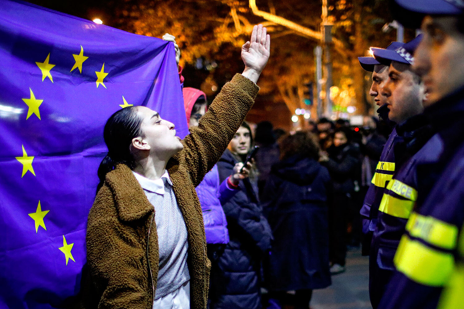 Вечером 28 ноября в центре Тбилиси начались стихийные митинги, вызванные приостановкой переговоров о вступлении Грузии в Евросоюз, которые переросли в столкновения с полицией. Беспорядки продолжались всю ночь. К утру силовики вытеснили демонстрантов с проспекта Руставели, где находится здание парламента. <a href="https://police.ge/en/shinagan-saqmeta-saministros-gantskhadeba/16475" target="_blank" rel="noopener noreferrer">По данным</a> МВД Грузии, задержано 43 человека.