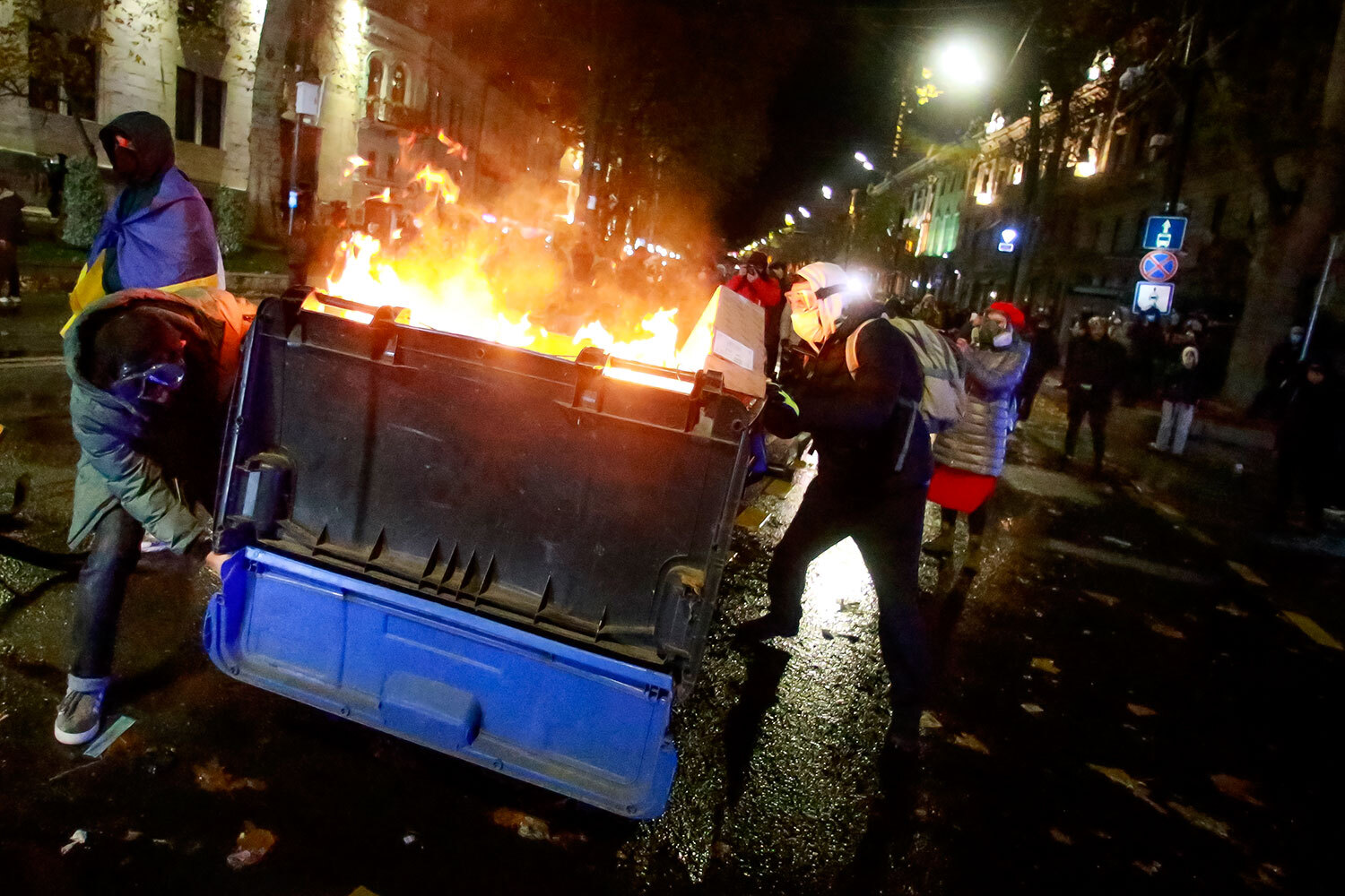 Пытаясь приостановить продвижение спецназа, митингующие возводили баррикады и жгли мусорные баки. 