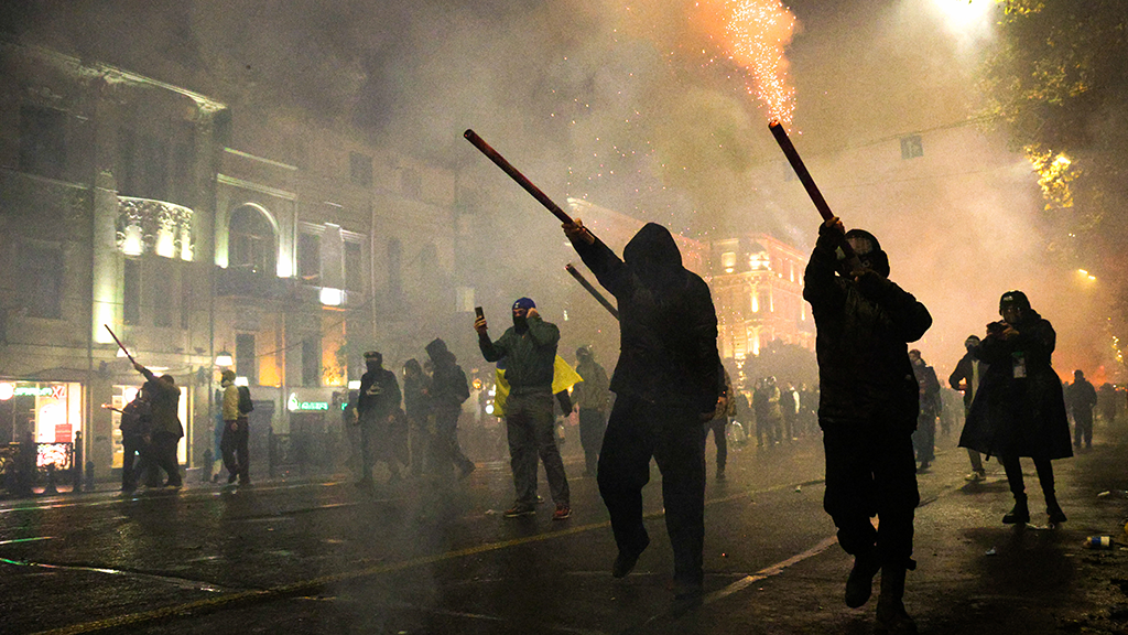 В результате попыток протестующих поджечь здание парламента Грузии 1 декабря пострадало 48 комнат