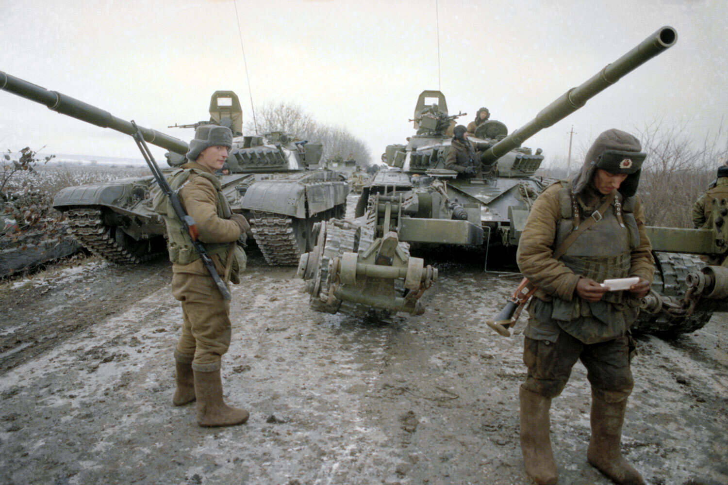 11 декабря 1994 г. Объединенная группировка федеральных войск вошла в Чечню с целью разоружения сепаратистов, которые три года удерживали власть на ее территории. Российские силы взяли под контроль Грозный и большую часть республики, но подавить сопротивление боевиков, перешедших к террористическим методам, не сумели. Как развивалась и чем закончилась первая чеченская война – в галерее «Ведомостей».