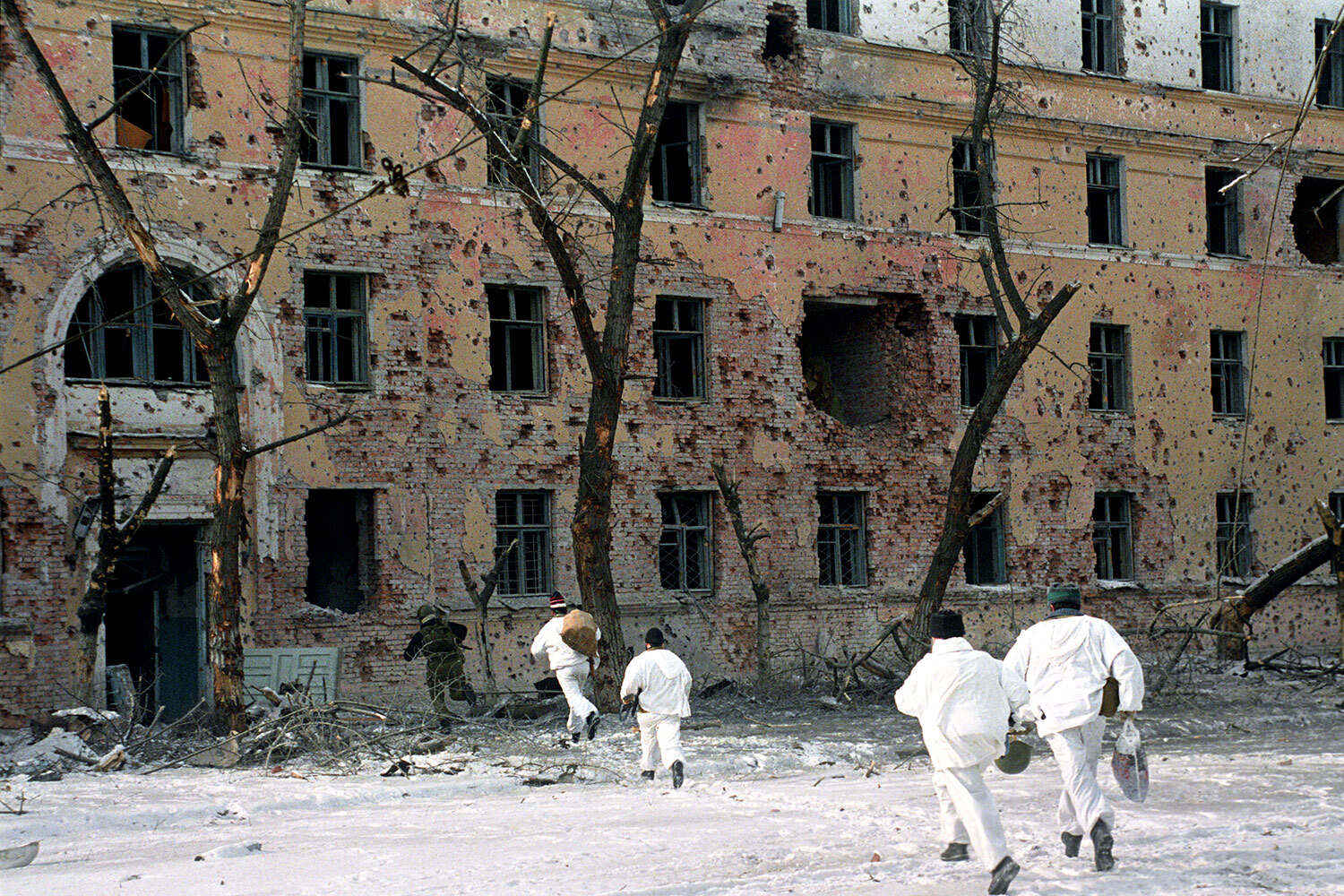 В новогоднюю ночь 31 декабря 1994 г. федеральные войска приступили к штурму Грозного. Из-за несогласованных действий и недооценки противника Объединенная группировка увязла в уличных боях, потеряв в столице республики большое количество техники и личного состава. Выдавить сепаратистов из города получилось только к началу марта.