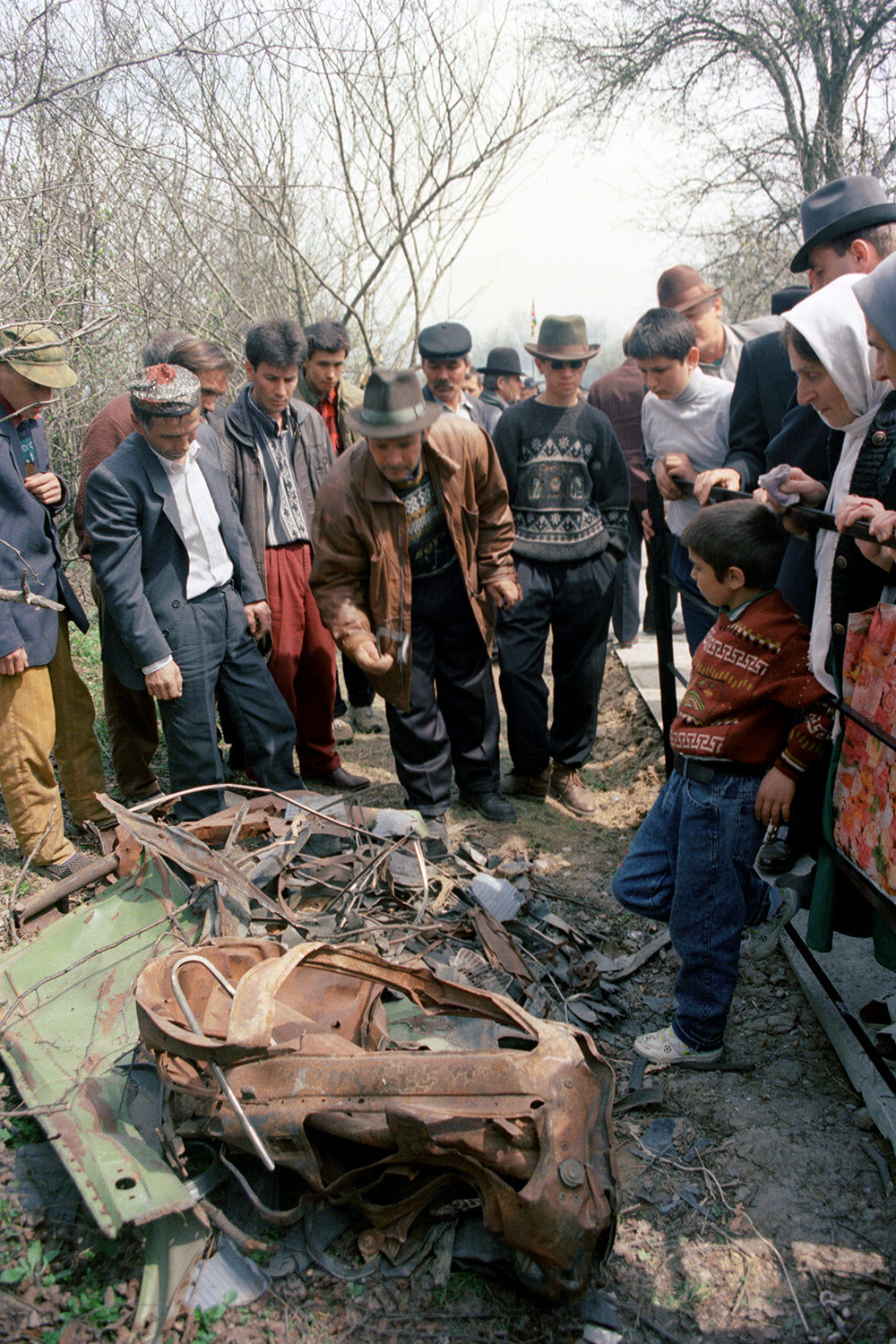 21 апреля 1996 г. ударом ракеты, выпущенной с бомбардировщика Су-24, был уничтожен Джохар Дудаев. Обнаружить его удалось благодаря перехвату сигнала спутникового телефона, по которому лидер сепаратистов выходил на связь. Однако ликвидация Дудаева не принесла ощутимых результатов: руководить боевиками продолжили полевые командиры.<br><br>На фото: место гибели Джохара Дудаева. 