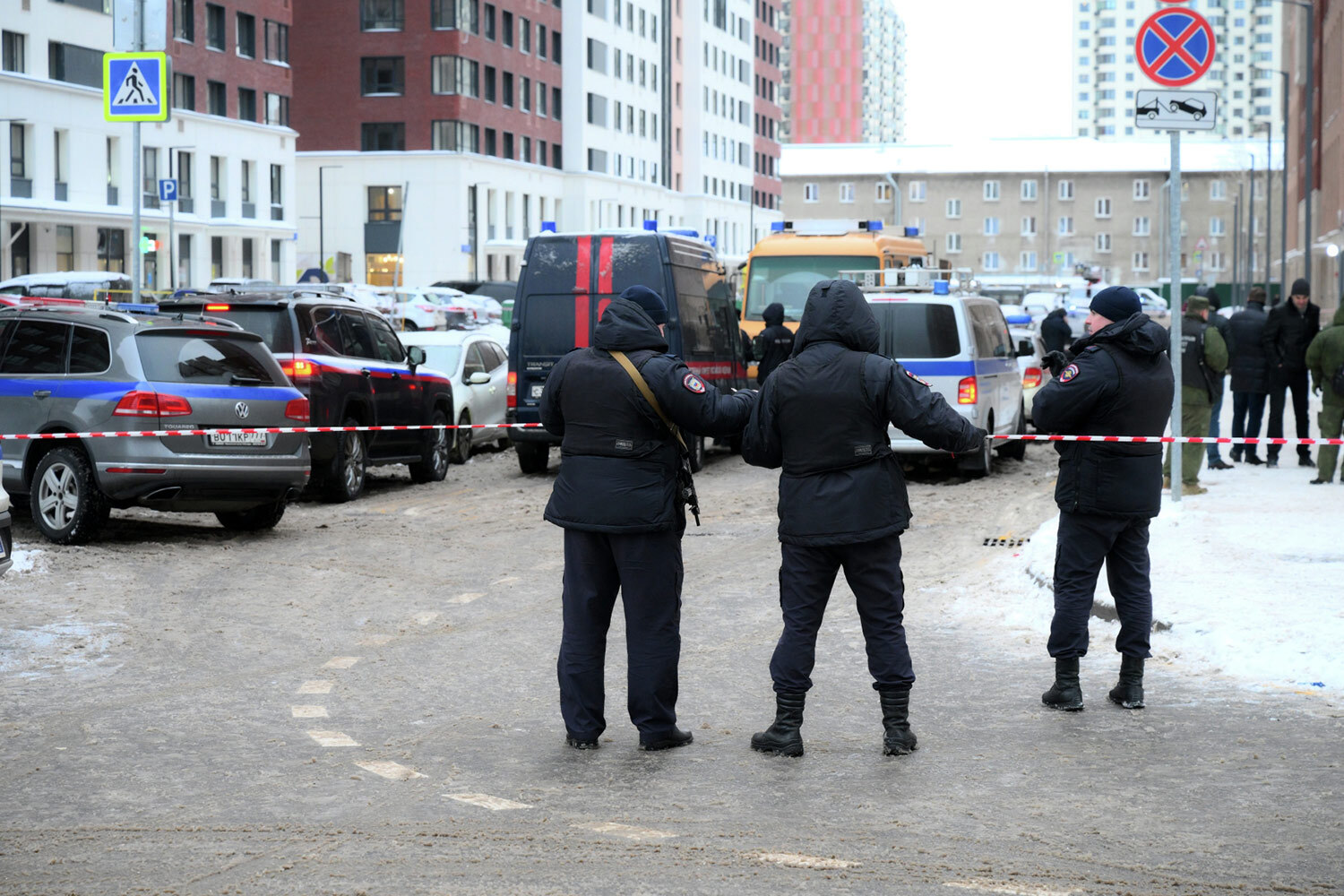 Взрыв у дома на Рязанском проспекте, <a href="https://www.rbc.ru/rbcfreenews/67612aeb9a7947d54bd5348c" target="_blank" rel="noopener noreferrer">по словам очевидцев</a>, прогремел в 6 часов утра.&nbsp;По данным <a href="https://tass.ru/proisshestviya/22690353" target="_blank" rel="noopener noreferrer">ТАСС</a>, мощность устройства оценивается приблизительно в 300 г в тротиловом эквиваленте. <br><br>На фото: оперативные службы на месте ЧП.