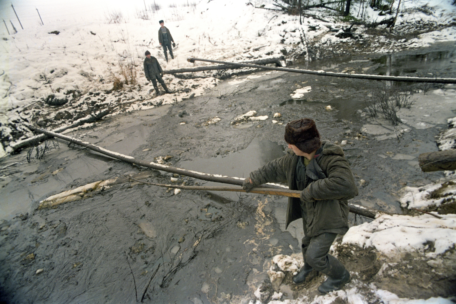 12 августа 1994 г. в результате образования свищей на подземном нефтепроводе компании «Коминефть» в тайгу попало более 14 000 т нефти. По оценкам Росгидромета, за два месяца общее количество пролитого топлива могло достичь 126 000 т. По Печоре оно дошло до Баренцева моря, после чего о ситуации написали западные СМИ. Разлив в Коми стал крупнейшим подобным происшествием на суше и получил название «Усинская катастрофа». Его последствия устраняли 15 лет. В 2020 г. двое обвиненных в халатности сотрудников «Коминефти» получили по три года колонии. Самой компании разрешили возместить ущерб стоимостью аварийных работ.