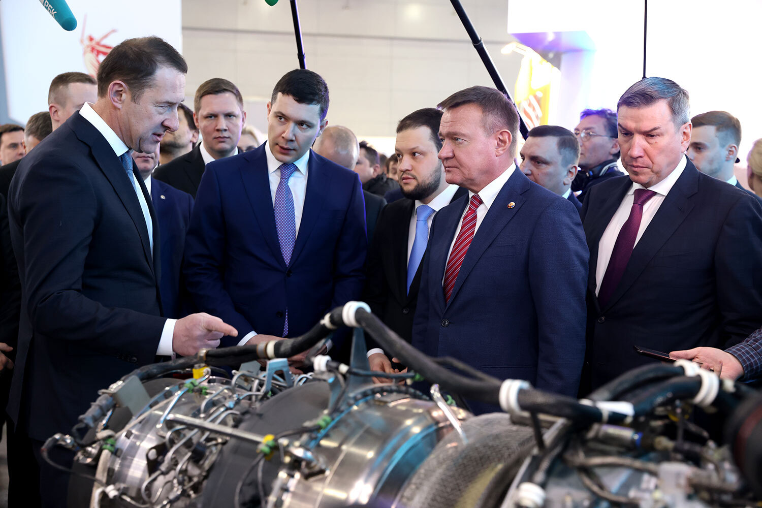 Ожидается, что в 2024 г. пассажиропоток российских авиакомпаний составит около 110 млн человек, заявил в ходе выставки руководитель Росавиации Дмитрий Ядров.<p><br>На фото в центре: глава Минпромторга Антон Алиханов, руководитель Росавиации Дмитрий Ядров и министр транспорта Роман Старовойт.</p>