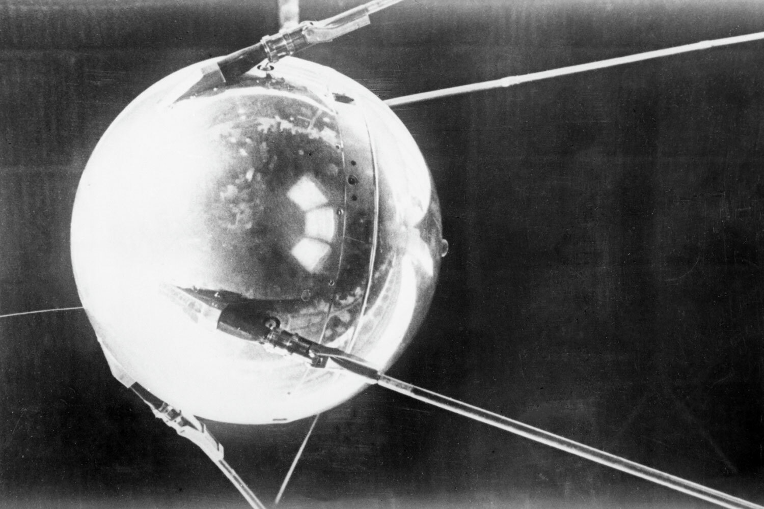 <strong>15 мая 1957 г.</strong> с полигона впервые взлетела <strong>МБР «Р-7»</strong>. Пуск оказался неудачным: из-за взрыва в хвостовом отсеке одного из боковых блоков на 98-й секунде полета произошло отключение двигателей. Ракета пролетела около 400 км. Первый успешный запуск «Р-7» состоялся 21 августа того же года, а уже <strong>4 октября</strong> ракета-носитель «Спутник», созданная на основе «семерки», вывела на околоземную орбиту первый <strong>искусственный спутник Земли «ПС-1». </strong>Его полет позволил изучить верхние слои ионосферы.