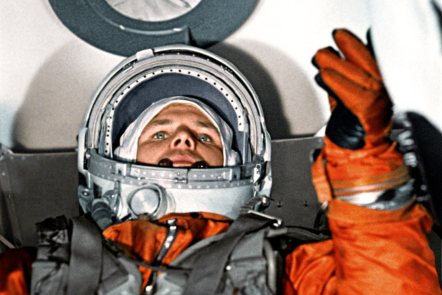 <strong>12 апреля 1961 г.</strong> с полигона впервые в истории был осуществлен запуск космического корабля с человеком на борту. После полета <strong>Юрия Гагарина</strong> за НИИП № 5 закрепилось название Байконур – в честь карагандинского села, расположенного в 300 км (ранее там была оборудована временная установка для пуска легких ракет). При этом официально город при космодроме до 1995 г. назывался Ленинск. Пусковая площадка № 1 получила прозвище Гагаринский старт.