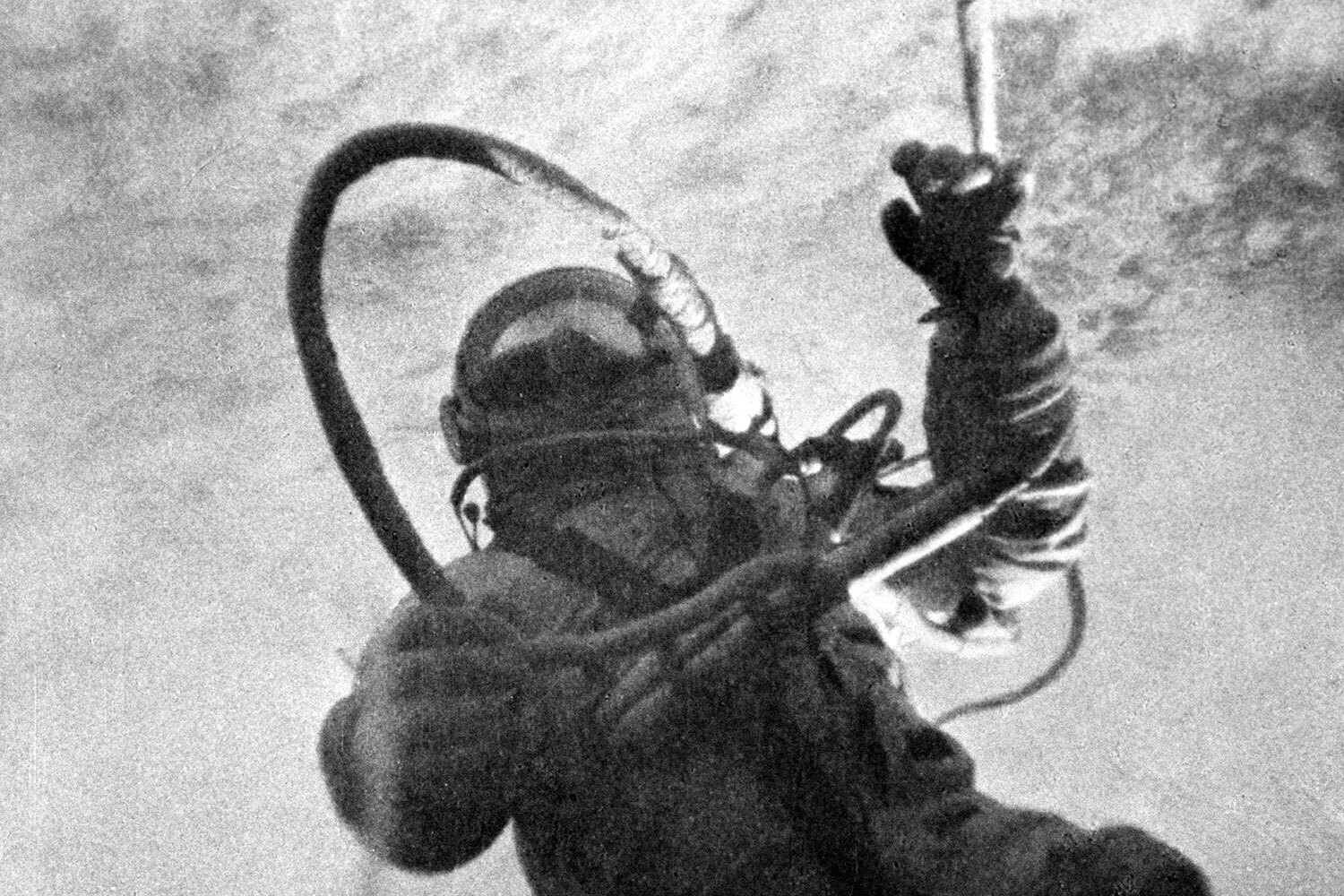 <strong>16 ноября 1963 г. </strong>с Байконура была запущена первая <strong>ракета-носитель</strong> <strong>«Восход»</strong> (семейство «Р-7»), которая впоследствии выводила на орбиту одноименные космические корабли, установившие несколько достижений. <strong>12 октября 1964 г.</strong> на борту <strong>«Восхода-1»</strong> в космос впервые отправились сразу несколько человек (экипаж включал трех космонавтов). А <strong>18 марта 1965 г.</strong> пилот <strong>«Восхода-2»</strong> <strong>Алексей Леонов</strong> впервые вышел в открытый космос.
