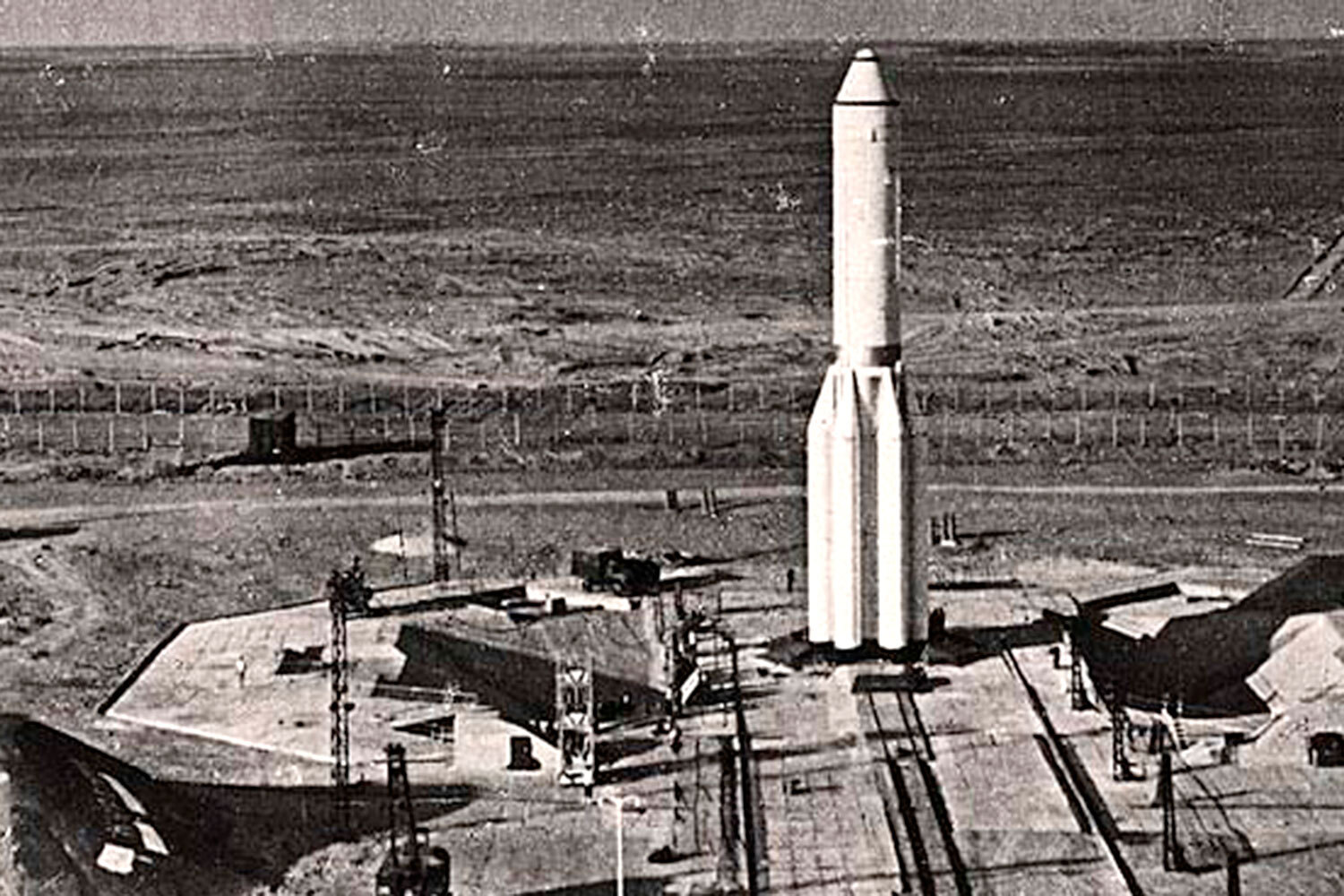 <strong>16 июля 1965 г.</strong> был произведен первый запуск тяжелой <strong>ракеты-носителя УР-500</strong> («Универсальная ракета»), которая изначально разрабатывалась как МБР, способная нести сверхмощную термоядерную головную часть (150 мегатонн). Она вывела на орбиту первый спутник серии <strong>«Протон»</strong>. Благодаря полезной нагрузке с тех пор космический «грузовик» носит свое привычное название.<br><br><strong>28 ноября 1966 г.</strong> с Байконура состоялся первый запуск <strong>ракеты-носителя</strong> <strong>«Союз»</strong> с космическим аппаратом «Космос-133» – экспериментальным <strong>кораблем типа «Союз»</strong>, который должен был протестировать беспилотную стыковку c другим аналогичным аппаратом (впервые осуществлена 30 октября 1967 г.).