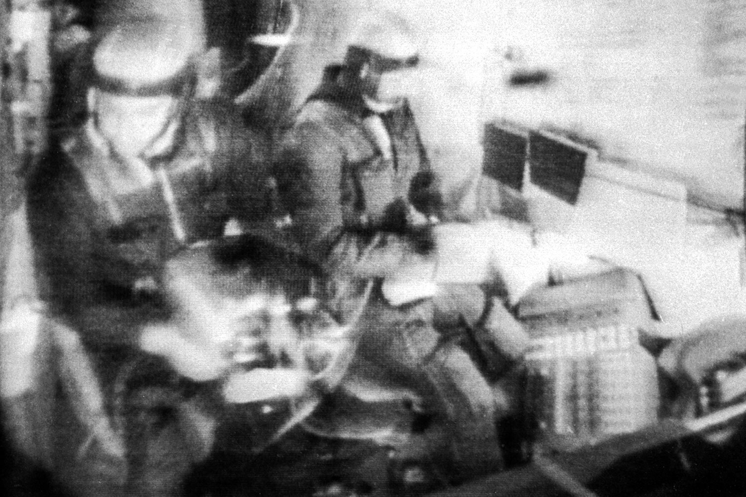 <strong>19 апреля 1971 г. </strong>на околоземную орбиту была отправлена первая в мире <strong>пилотируемая орбитальная станция «Салют»</strong>. Для запуска с Байконура использовалась ракета-носитель «Протон-К». 24 апреля к станции попытался пристыковаться корабль «Союз-10», но неудачно. Первая успешная стыковка произошла 6 июня с кораблем «Союз-11».<br><br>На фото: космонавты в рабочем отсеке пилотируемой орбитальной станции «Салют».