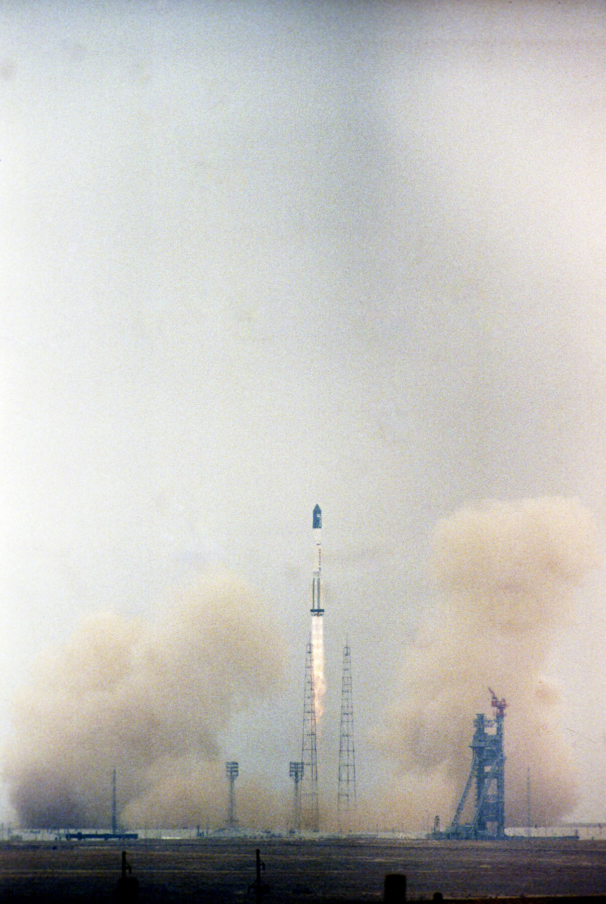 <strong>20 ноября 1998 г. </strong>с Байконура стартовал первый модуль <strong>Международной космической станции</strong> – функционально-грузовой блок «Заря». Для вывода аппарата на орбиту использовалась ракета-носитель «Протон-К». Впоследствии с космодрома были запущены модули «Звезда», «Пирс» и «Наука», малые исследовательские модули «Поиск» и «Рассвет», узловой модуль «Причал», а также более 160 кораблей снабжения и посещения «Прогресс» и «Союз».