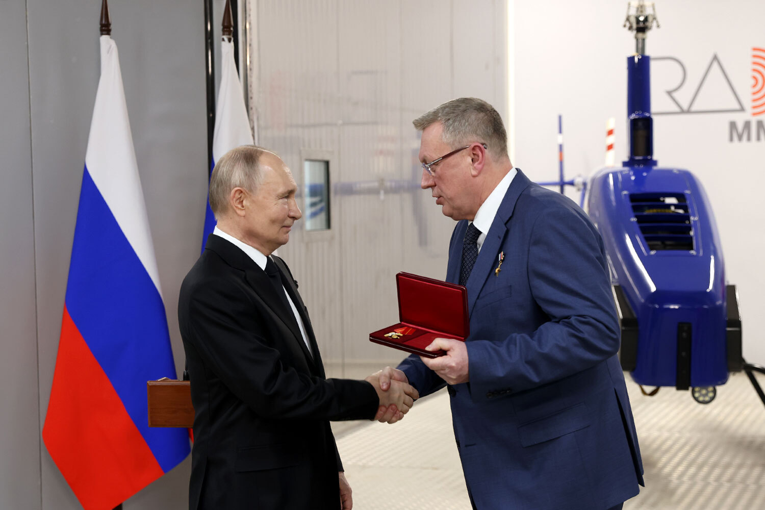 Владимир Путин вручил коллективу НПП «Радар ммс» орден Александра Невского за высокие достижения в обеспечении оборонного потенциала России, который принял глава предприятия Георгий Анцев