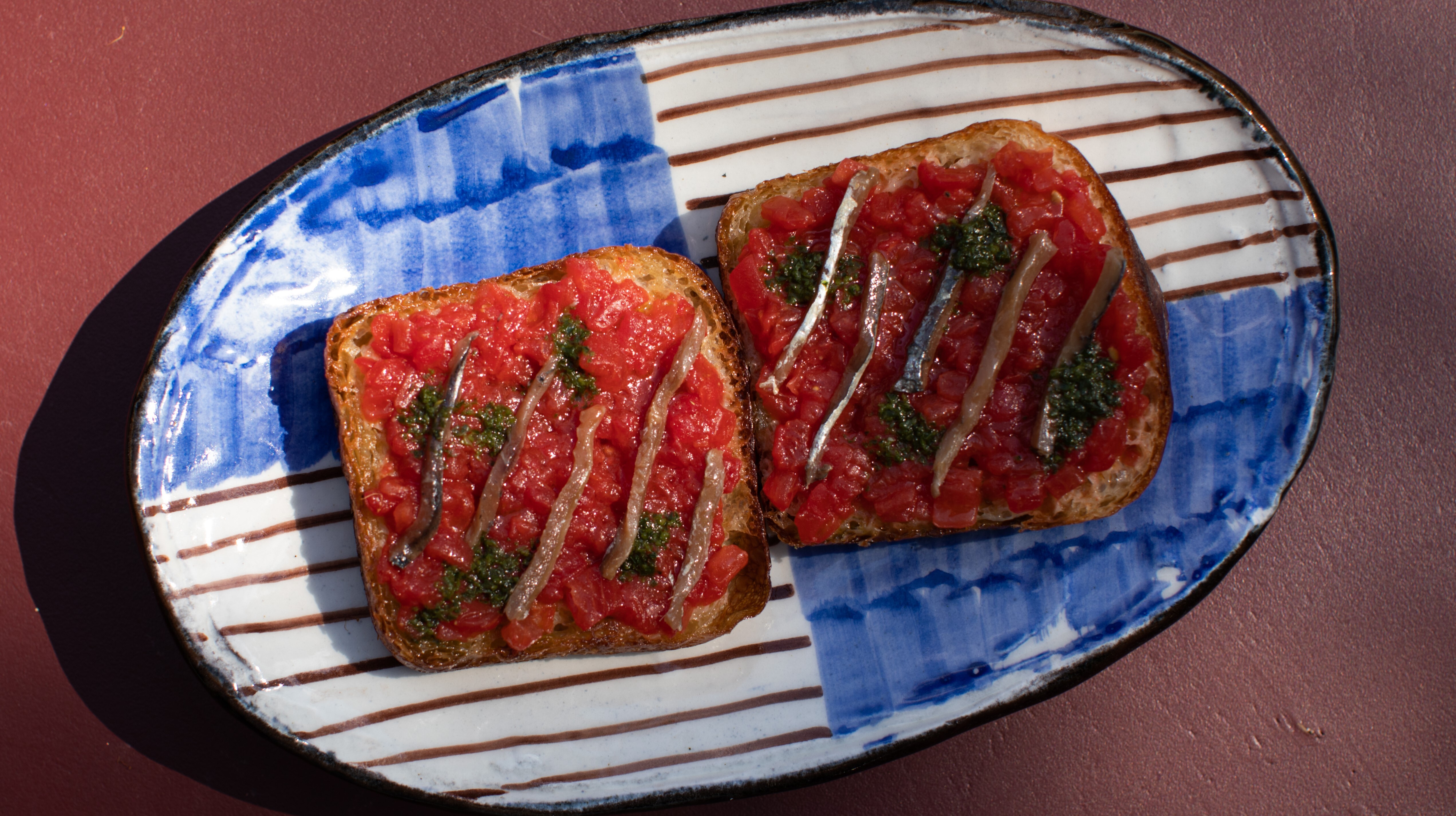 Pan con tomate с анчоусами