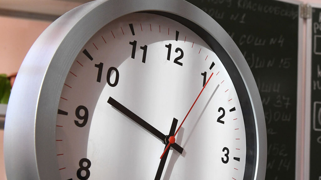 При неполной занятости выплачивается сумма, пропорциональная отработанным часам или в зависимости от выполненного объема работ, – т. е. она может быть ниже МРОТа