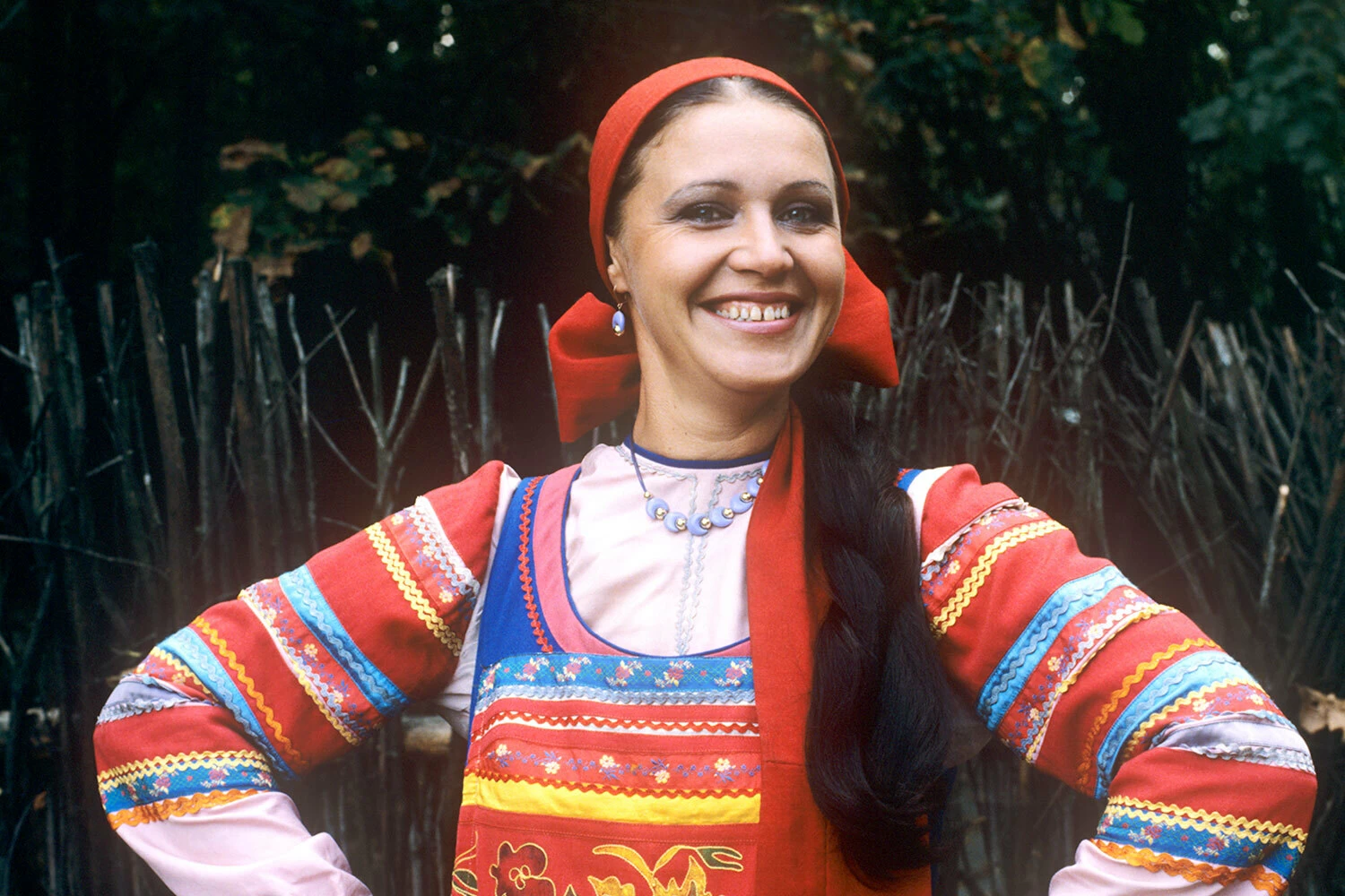 Надежда Бабкина родилась 19 марта 1950 г. в Ахтубинске Астраханской области. Ее мать Тамара работала педагогом в начальной школе, но происходила из семьи предпринимателей. Перед революцией семья владела мануфактурой в Москве. Отец Надежды Бабкиной – Георгий – занимался сельским хозяйством и называл себя волжским казаком.