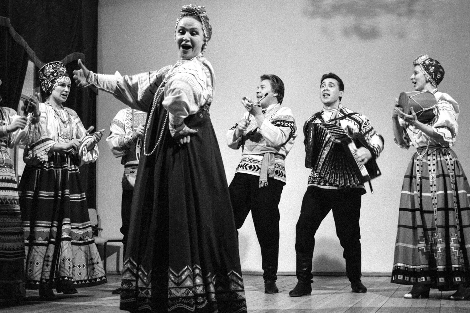 Еще в школе Надежда Бабкина победила на Всероссийском конкурсе русской народной песни среди молодежи. Она исполнила песню «Тополя», которую часто пели пожилые родственники и соседи.