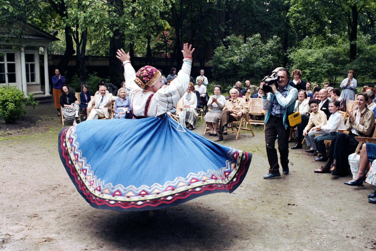 Певица росла в многонациональном селе Болхуны, где соседствовали русские, казахи, чеченцы, украинцы, армяне и казаки. В молодости она часто ездила в экспедиции и изучала песни и костюмы разных регионов страны. Сейчас Надежда Бабкина не только народная артистка РФ, но также Карелии, Чечни и Ингушетии. Кроме того, она награждена медалью ордена «За заслуги перед Чувашской Республикой».