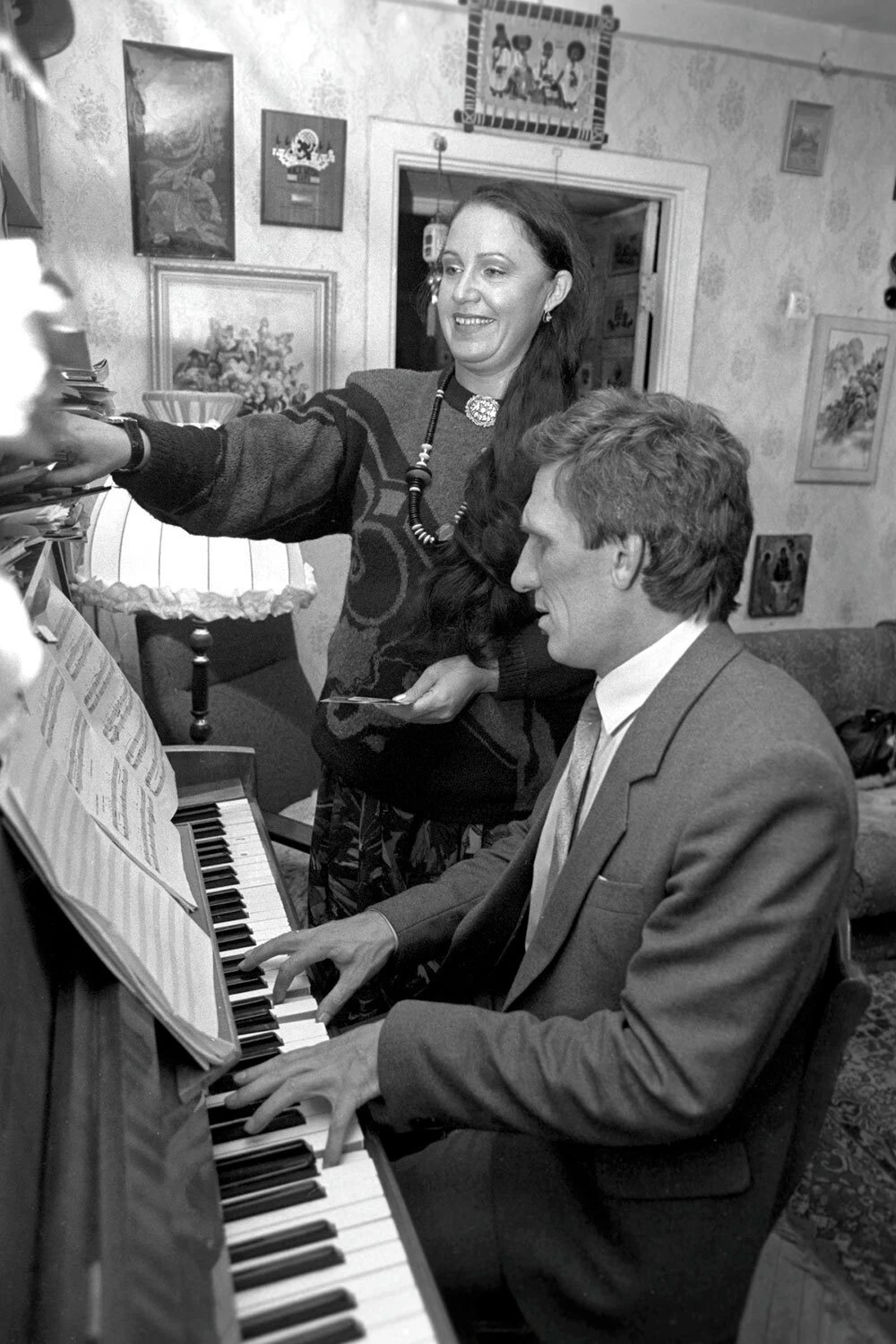 В 1971 г. Надежда Бабкина окончила Астраханское музыкальное училище (ныне – Астраханский музыкальный колледж имени Мусоргского). Затем начинающая певица перебралась в Москву и по рекомендации педагогов окончила Государственный музыкально-педагогический институт имени Гнесиных (ныне – Российская академия музыки имени Гнесиных) по специальностям «дирижирование народным хором» и «сольное народное пение». На втором курсе Гнесинки Надежда Бабкина организовала вокальный ансамбль «Русская песня» и развивала его как художественный руководитель и режиссер. В 1985-1986 гг. Бабкина специально посещала высшие курсы режиссеров эстрады и массовых представлений при Государственном институте театрального искусства имени Луначарского (ныне – ГИТИС).