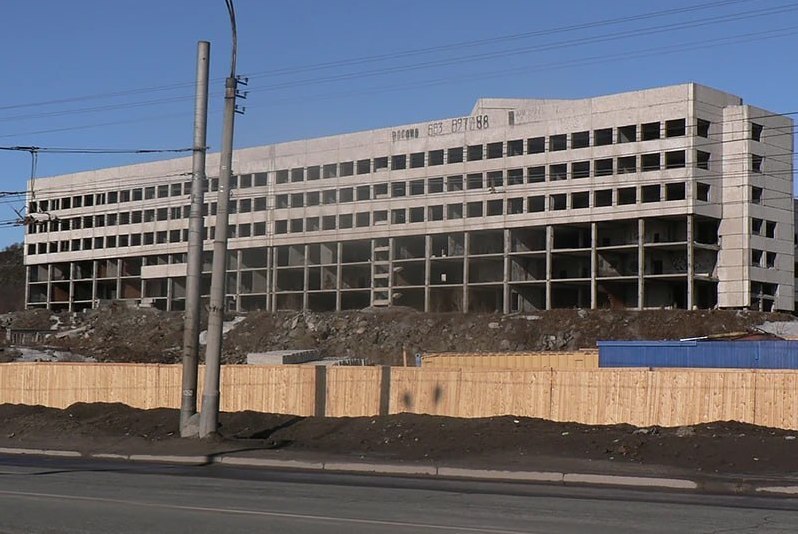 Здание специального морского технического училища на улице Кооперативной – один из самых известных недостроенных объектов Мурманска