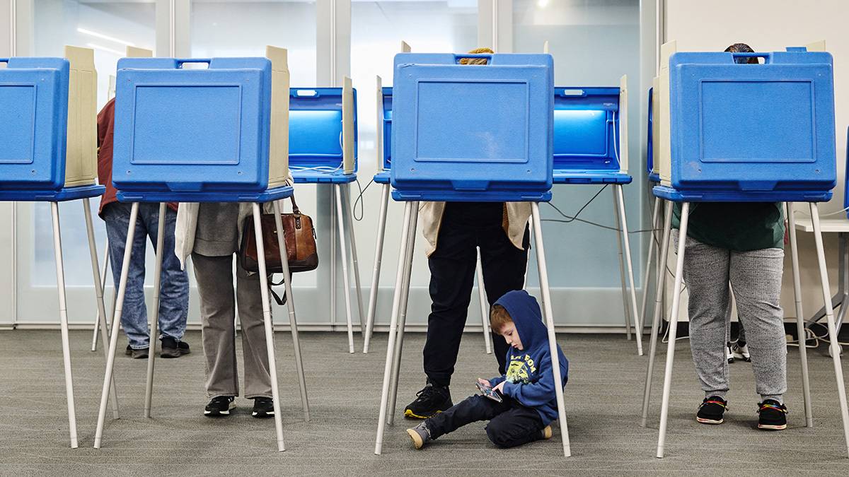 Американцы пришли на избирательные участки впервые после победы Дональда Трампа в ноябре 2024 г.