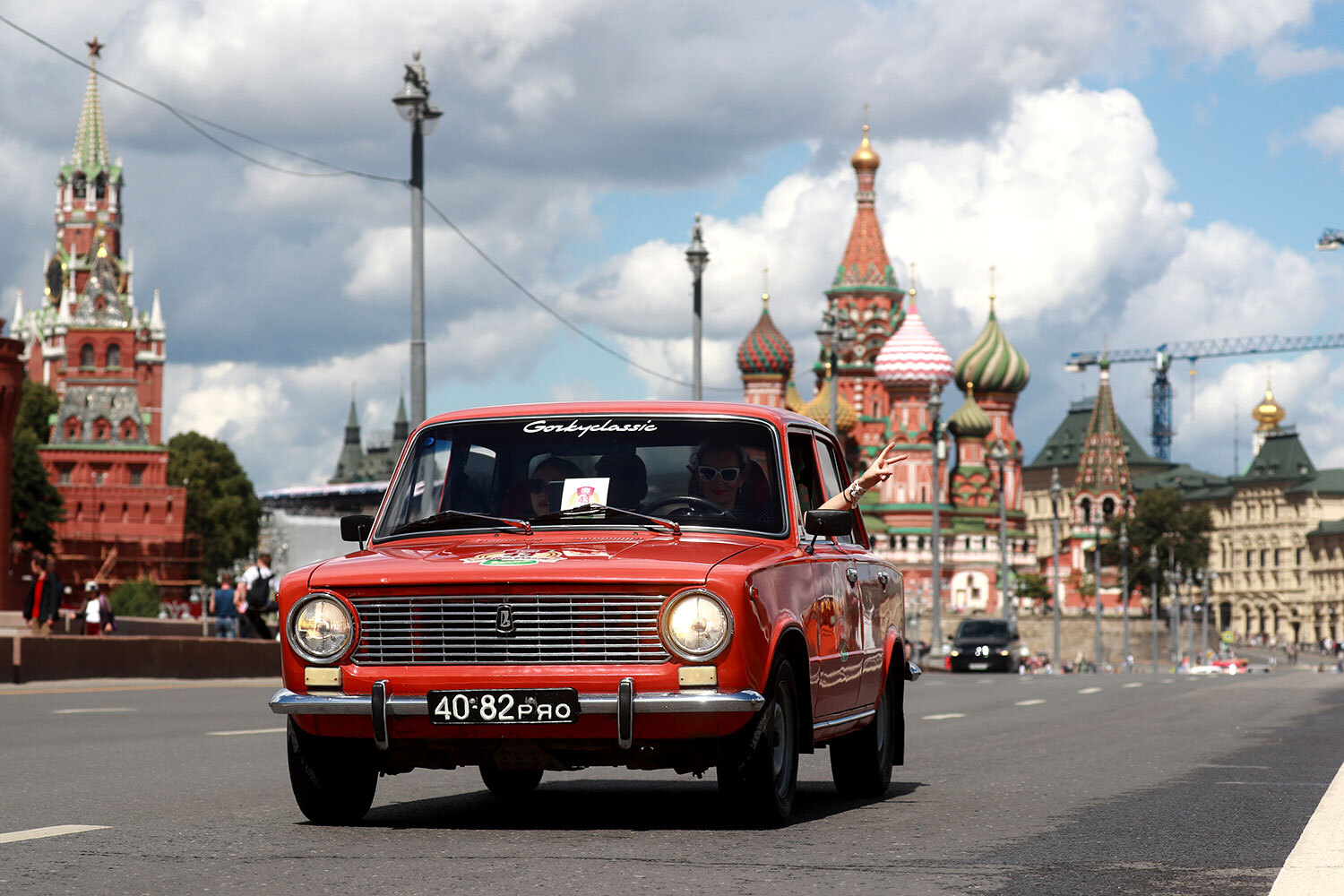 19 апреля 1970 г. на Волжском автомобильном заводе в Тольятти начался выпуск легкового автомобиля ВАЗ-2101 «Жигули», спроектированного по образу французского Fiat. «Копейка» стала символом советского автопрома и самой массовой отечественной легковушкой. История отечественного седана – в галерее «Ведомостей».