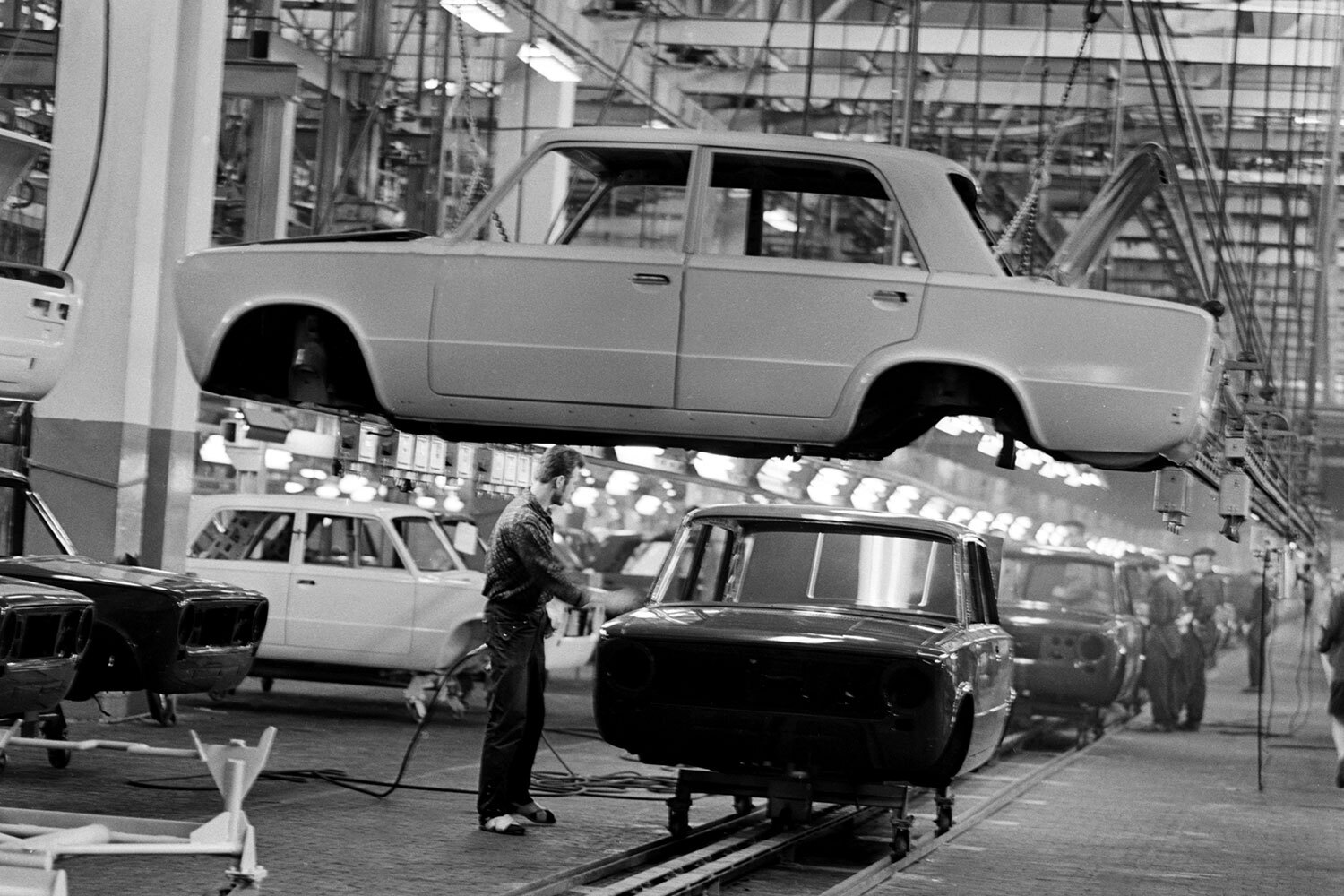 В 1966 г. итальянский автопроизводитель Fiat и Министерство внешней торговли СССР подписали соглашение о сотрудничестве, в рамках которого в Тольятти (Куйбышевская область, сейчас – Самарская) был построен автомобильный завод с полным производственным циклом. В рамках договора сразу были определены и три первых модели ВАЗ с кузовами седан и универсал.