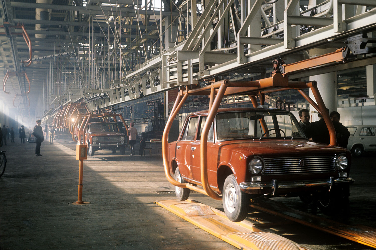 19 апреля 1970 г. были собраны первые шесть автомобилей. В августе конвейер заработал на постоянной основе и до конца года выпустил уже 21 500 машин. К 1974-му завод вышел на проектную мощность в 660 000 экземпляров ежегодно.&nbsp;&nbsp;