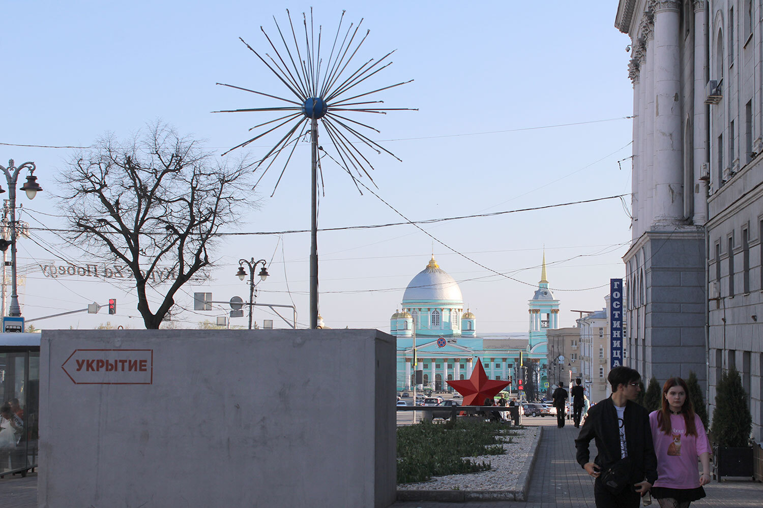 Уже девятый месяц из-за вторжения вооруженных сил Украины в Курской области ведутся боевые действия. И хотя сейчас, после возвращения под российский контроль Суджи, бои переместились к самой границе, многие беженцы до сих пор не могут вернуться домой: их жилье разрушено, а в населенных пунктах небезопасно из-за оставшихся мин и угрозы обстрела. Корреспондент «Ведомостей» Илья Лакстыгал побывал в Курске и селе Черкасское Поречное и посмотрел, как живет регион. Туда он приехал накануне пасхального перемирия.На фото: укрытие от обстрелов на улице Ленина в центре Курска.